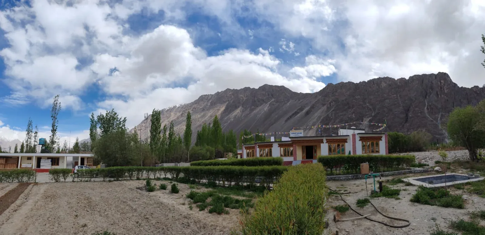 Wide view of the property and surrounding mountains